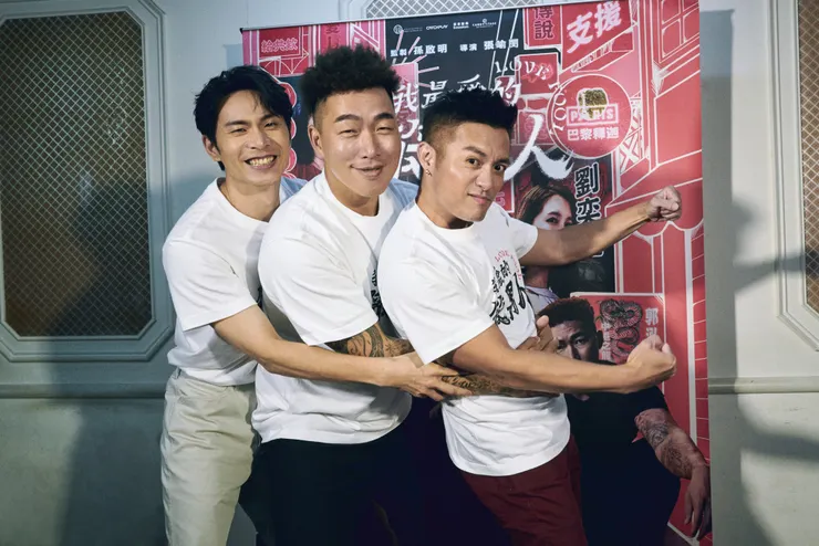 3位平均年齡41歲的男人們聚集在一起依舊像是男孩般互虧、幫忙接話，玩得很開心。