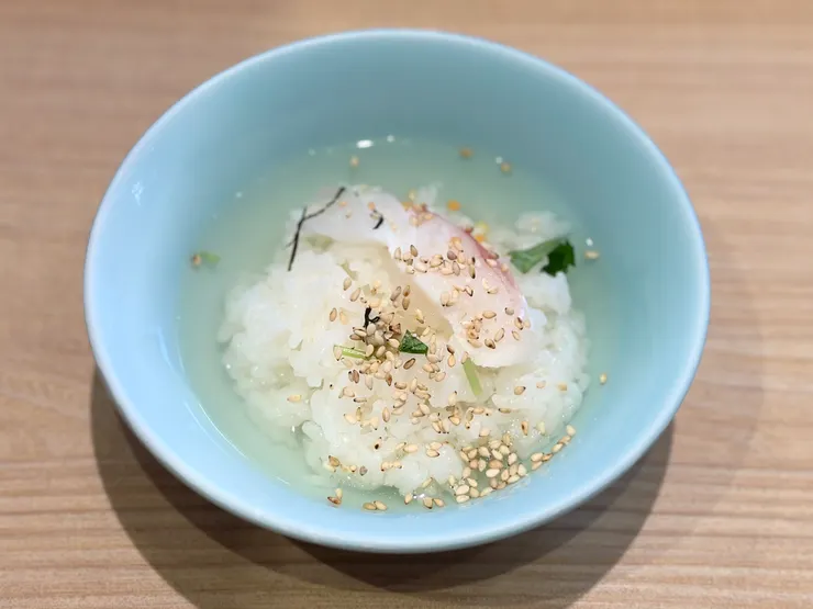 再從保暖壺倒出湯汁，變成鯛魚茶泡飯！更加清甜惹味！