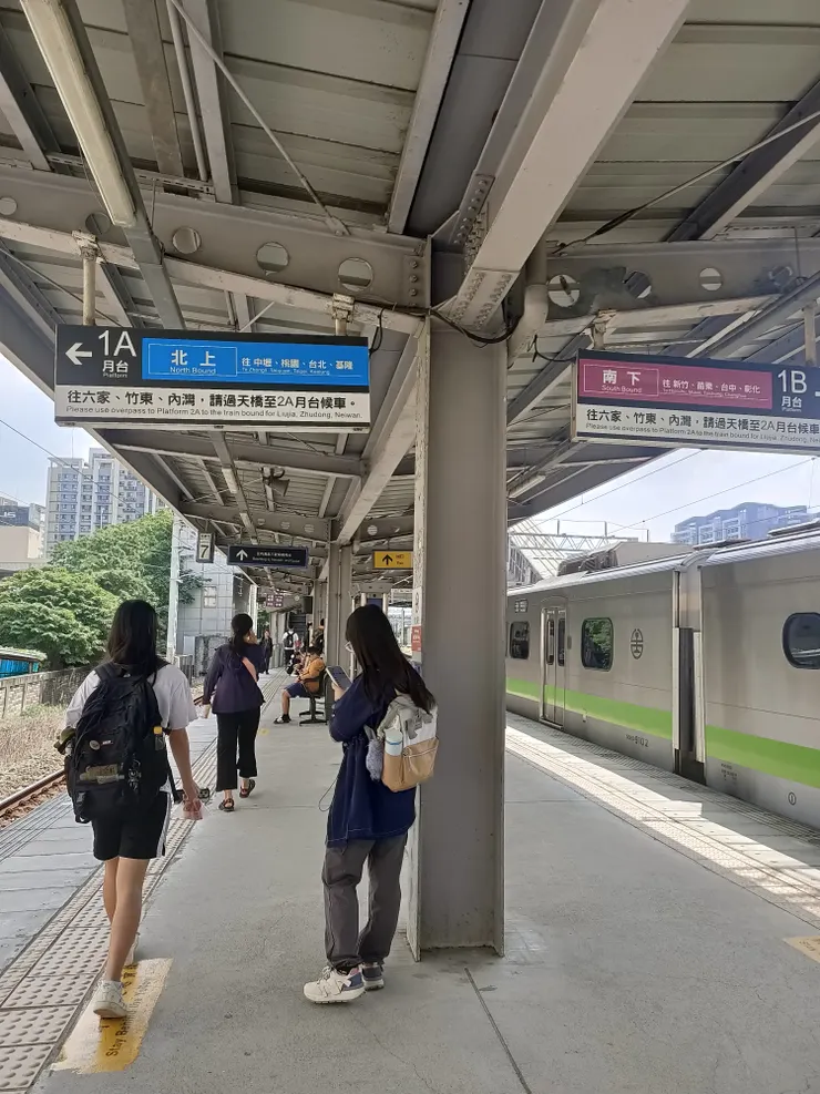 從湖口坐火車,到了北新竹站,在這邊才可以到新竹高鐵站,要坐到終點六家站