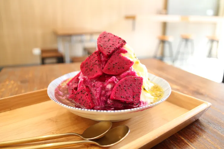 酸甜美味無添加的火龍果百香果雙拼雪花冰。