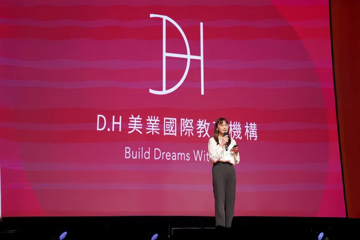 從美甲美睫、專業護膚、放鬆按摩、微刺青藝術，美業市場規模逐年擴大。DH美業教育機構看準趨勢提出全台獨創「美業五力」教學系統，將專業美容技術與創業經營知識一次到位，協助學員快速掌握技能、立即變現，成為小資創業者的最佳後盾。