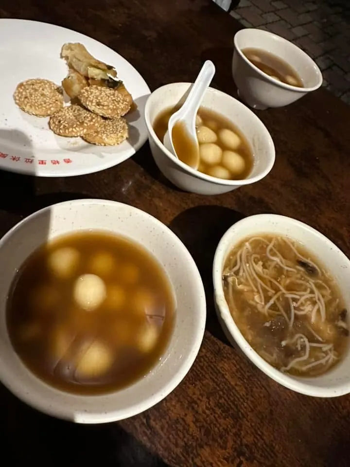 一堆人摸過的湯圓；🈶煮滾才發放，我們不怕