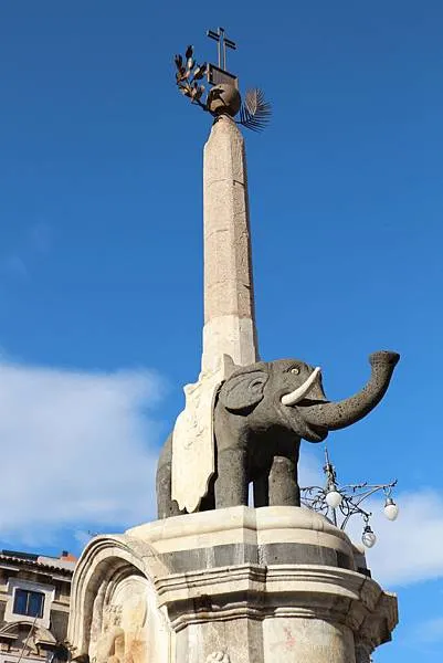 從這個角度看才發現他的鼻子怎麼從嘴巴冒出來？而且笑得好詭異