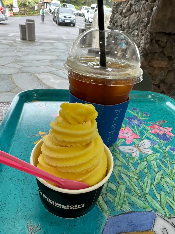 兒子跟我一起落跑就會點冰淇淋🍦（他喜歡享受人群；也喜歡媽媽和冰淇淋）