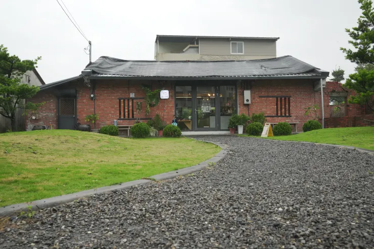 紅磚屋四周綠意盎然,若遇上陽光明媚的晴天,更是美不勝收。(攝影/曾耀玄)