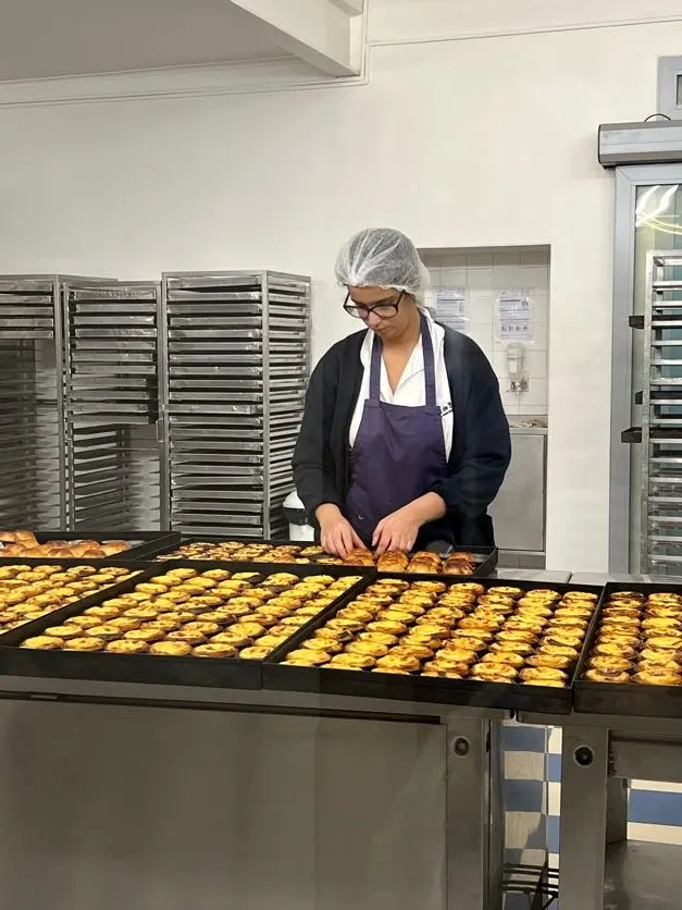 製作蛋塔的女烘培師。