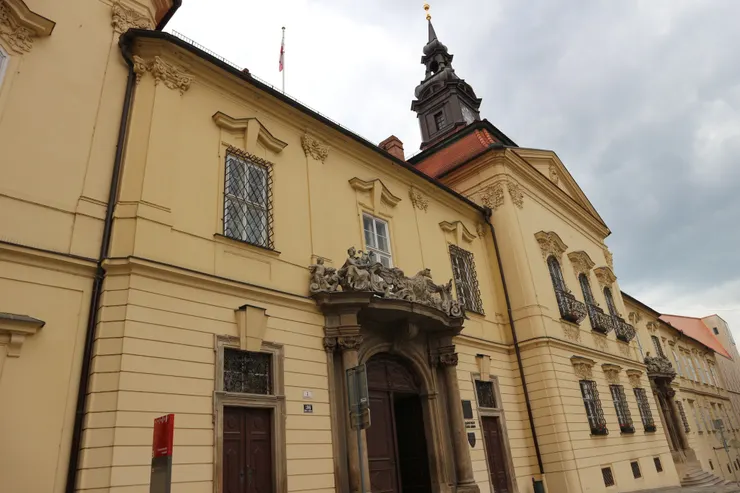 市政廳大門雕刻很細緻，此市政廳於1958年被列入Brno市內古蹟