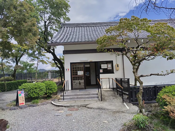 進城就會看到廁所記得去光顧