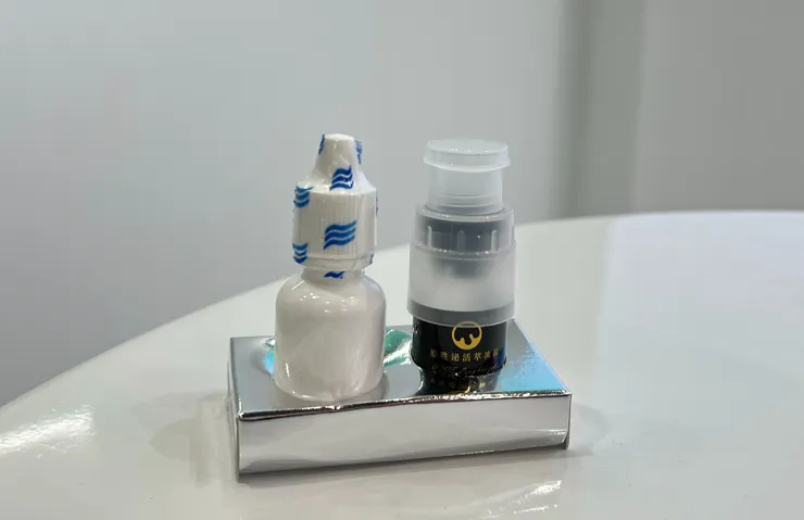 圖說：亞家生技於醫科展期間，展示眼周保養凍晶，透過專利瓶蓋秒回溶設計，強調新鮮調配、即溶即用的保養新體驗。（資料來源：亞家生技）