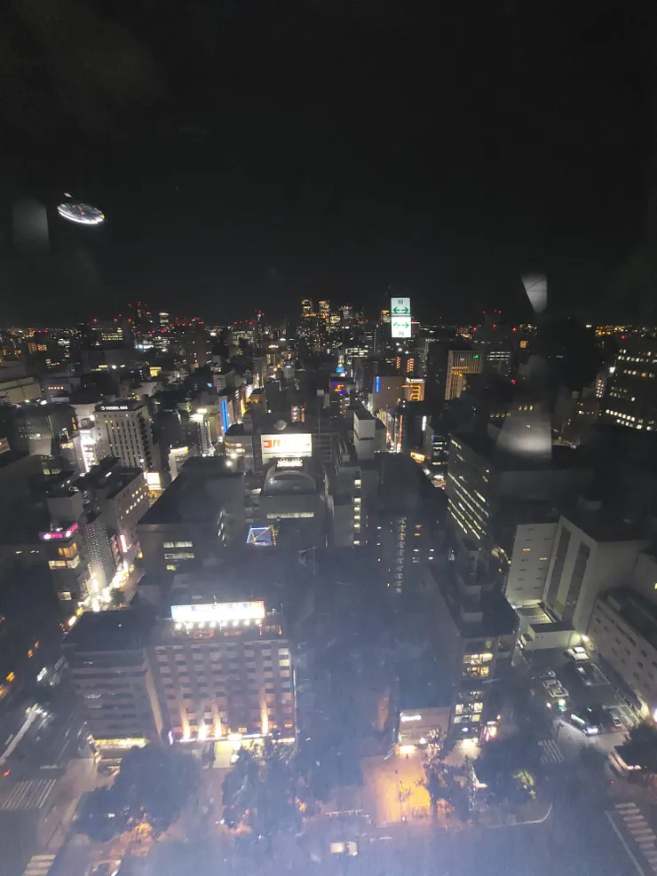 夜景照，但鏡子有點髒，反光有點嚴重