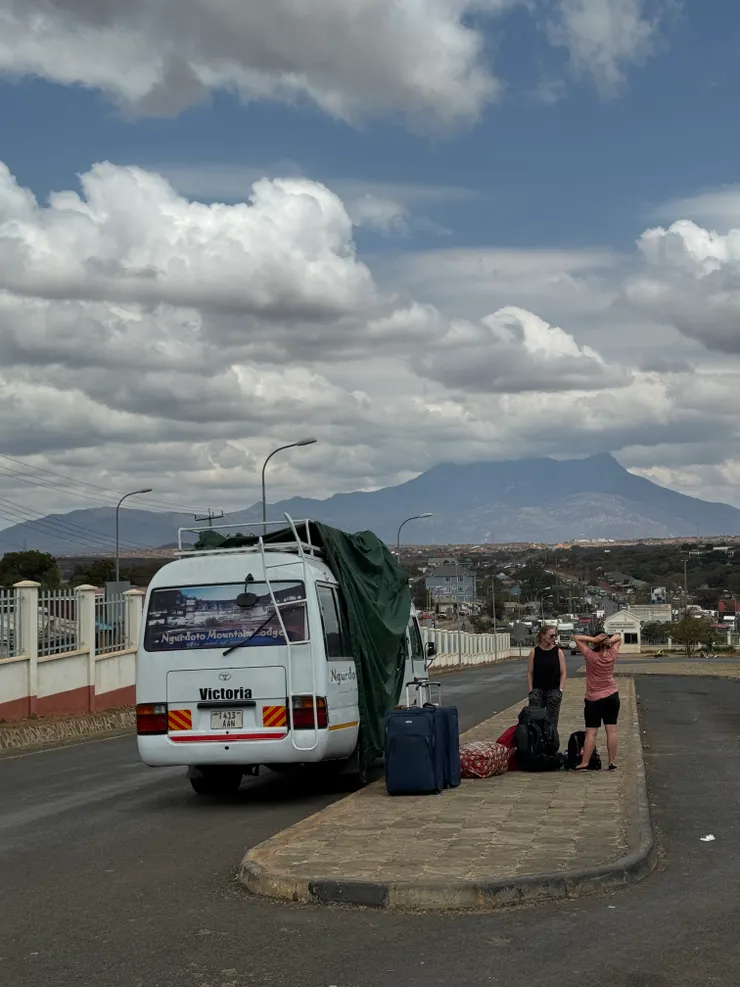 這台不是我們的巴士~~~那也不是吉力馬札羅山