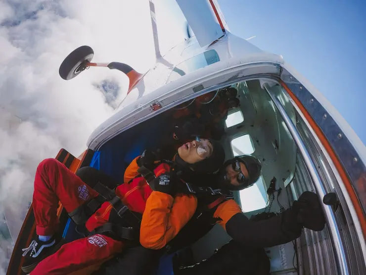 在紐西蘭高空跳傘，即將跳出機艙前。