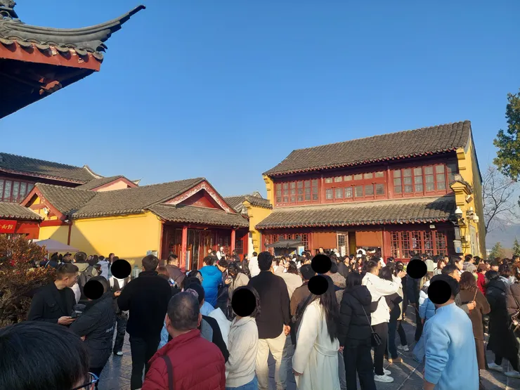 最東北側的拜拜處，右邊那個建築就是領香處，左邊有個百味齋素面館及雞鳴賜茶等餐點。