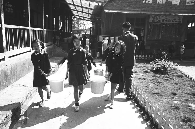 圖11 學童們通力合作,從廚房提著美味的營養午餐回到教室 案名:1965農復會照片 檔號:0054/0012/1 來源機關:行政院新聞局 管有機關:國家發展委員會檔案管理局