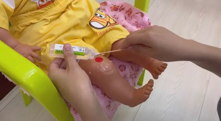 一手拿生理食鹽水瓶，另手繞圈