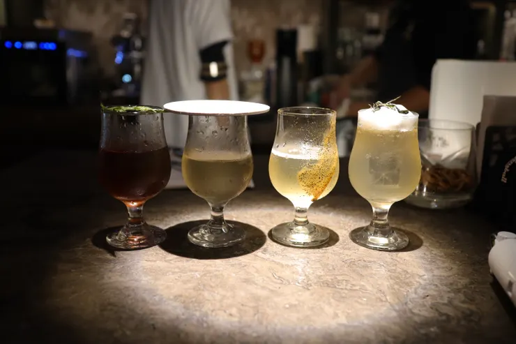 Mini Set原色版本 Drizzle by Fourplay吧台算相當明亮