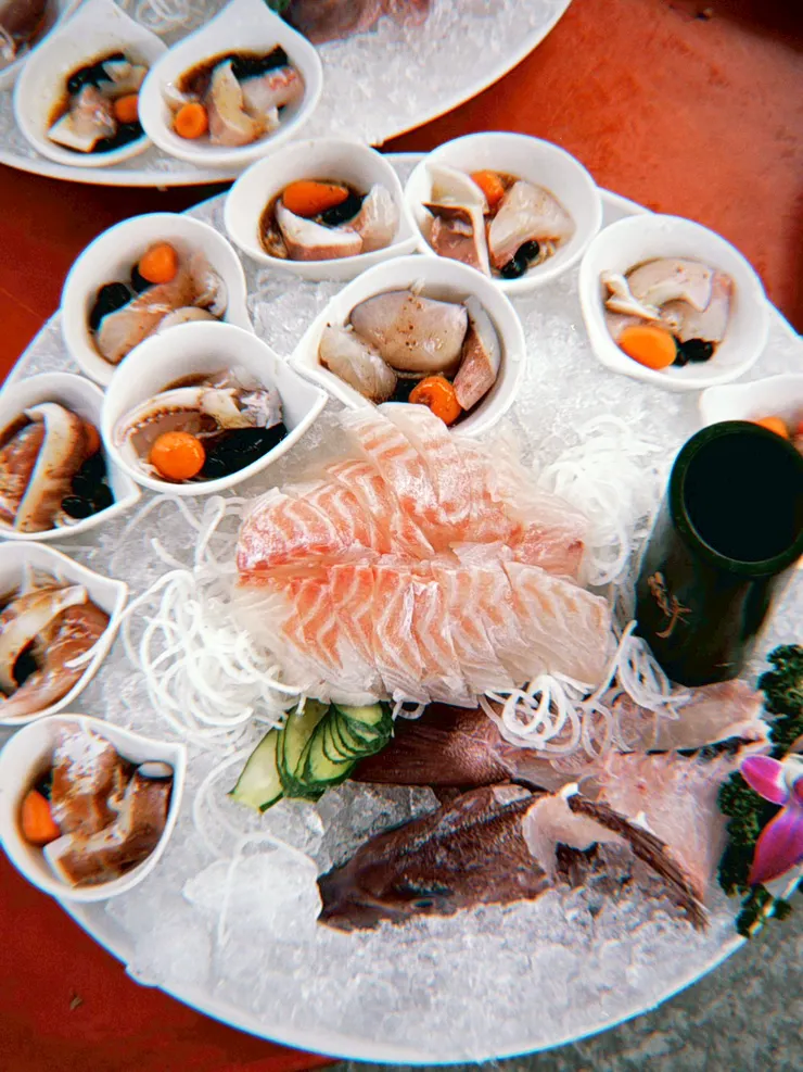 色彩繽紛的生魚片拼盤與暖胃的烏骨雞湯，是婚宴最棒的開場。