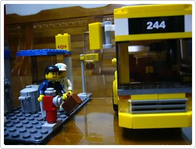 車窗太黑了，其實裡面有司機開車啦