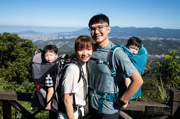 雙胞胎的壞處之，爬山難度只能老婆說了算，完全沒有「我背就好」的餘地，嗚嗚。  腦婆辛苦了，咩咩現在雙雙破9公斤，這樣整組背起來含水啊尿布什麼的，穩穩破12公斤啊！