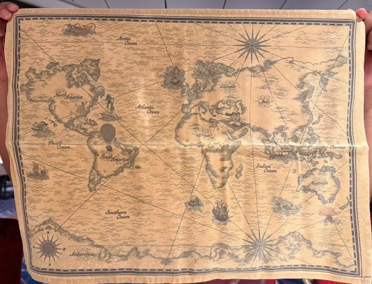 像這條餐巾，上面都是迪士尼各個角色的分布地點