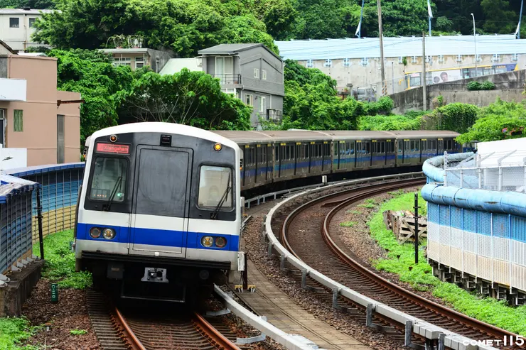 南下捷運列車通過的彎道就是以前火車站的站場