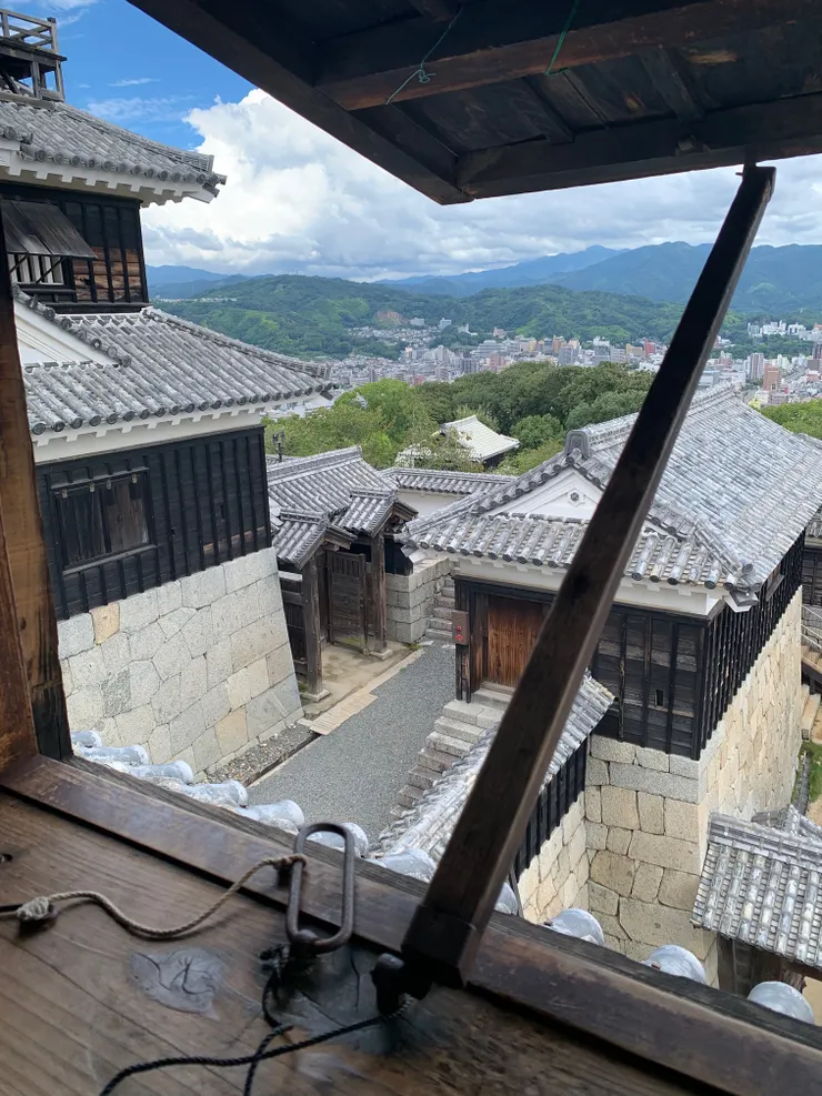 這扇窗能看到遠處的人家跟山景，還有「門口」，所以天守閣充滿著可以監視人們動態的地方。