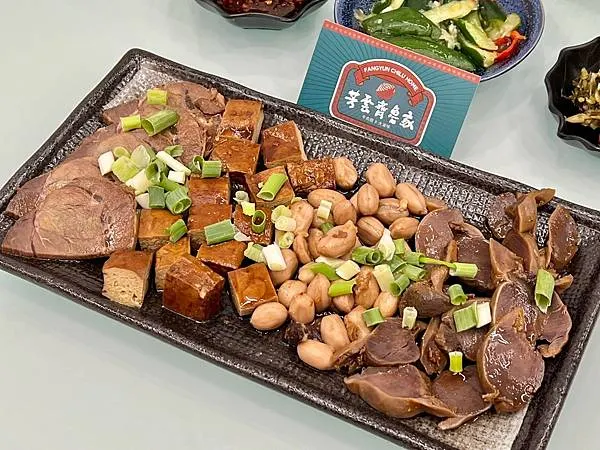 ＋（左營美食）芳雲齊魯家牛肉麵～吮指回味眷村美味！ 精燉牛三