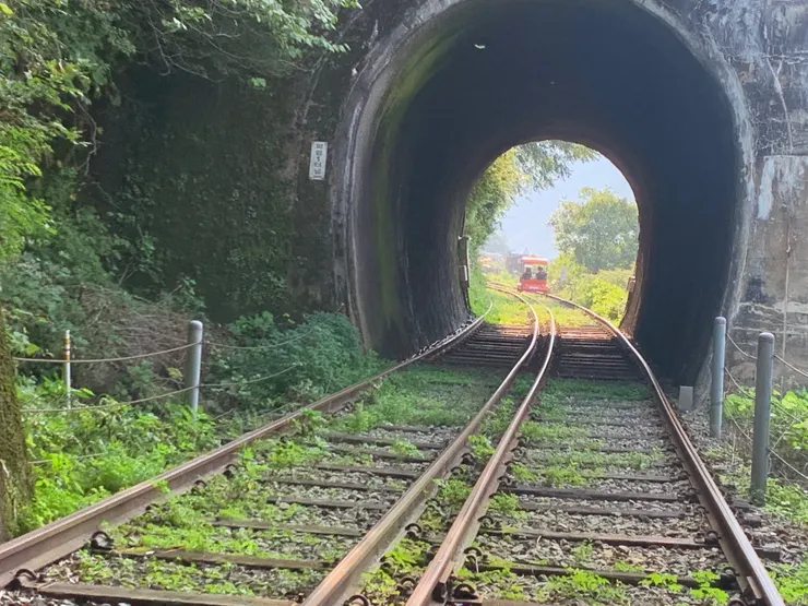 開始有山洞出現