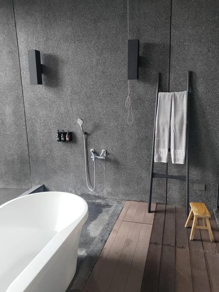 半戶外的浴缸，但有隱密性