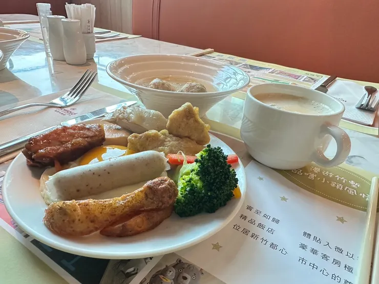 拿了滿滿一盤，補充一天能量