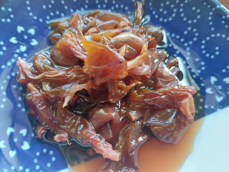 煙燻過後又糖蜜的月桃花乾，又密封在冰箱幾天後，一打開包裝，哇！濃郁的醃燻香氣撲鼻而來，很奇妙！