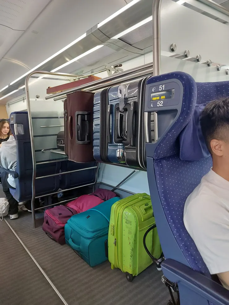 親友提醒，歐陸旅遊除了隨身包包，也要注意大件行李。 我的座位看得到行李，心安！