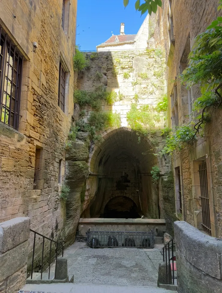 荒廢的聖瑪莉中世紀噴泉