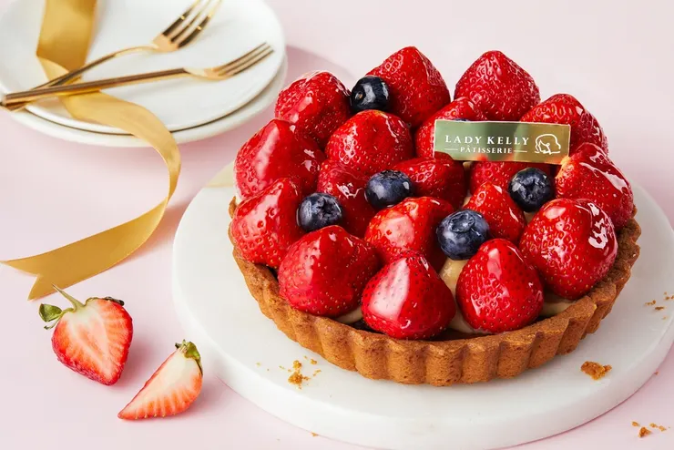 圖說:草莓直接堆成小山!酥香塔皮裡藏著莓果顆粒與杏仁內餡,酸香層次,草莓季沒吃到這顆真的會後悔。(資料來源:LADY KELLY)