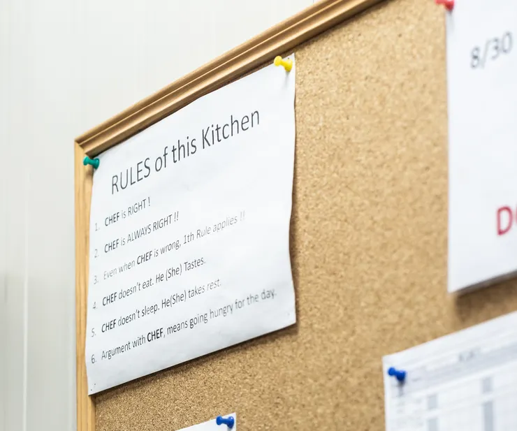 態芮廚房內的公告：Chef 永遠是對的。