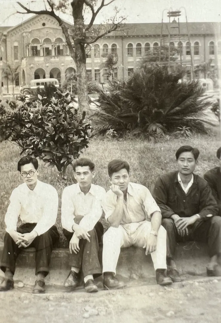 我（左二）與同學在台大校園合照