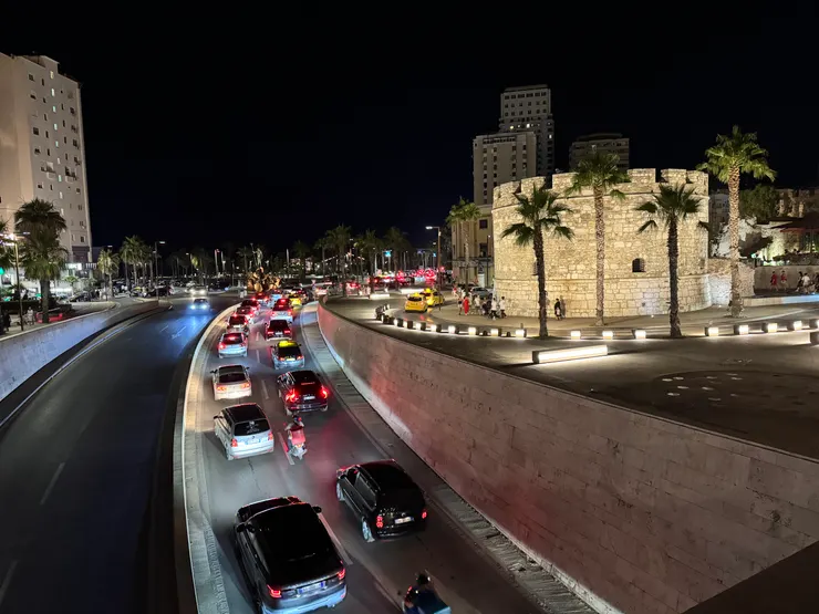 右邊是羅馬時代的海堡,也是都拉斯這座城市的象徵物