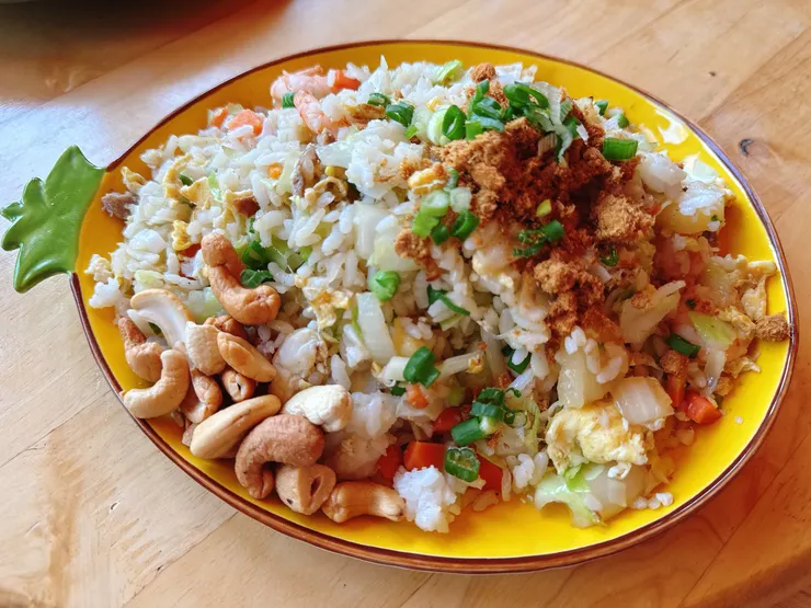 熱帶鳳梨炒飯 $230/份 - 這個炒飯令人驚艷、配料豐富，雖然米飯不是炒得粒粒分明(有點濕度)但吃起來很有層次感