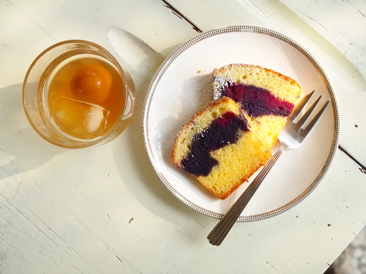 紫地瓜的花青素遇上醃梅的酸，使顏色變成瑰麗的桃粉色