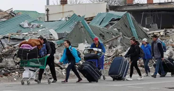 因戰爭而流離的烏克蘭人民,離開已成廢墟的故土 (圖片取自網路)