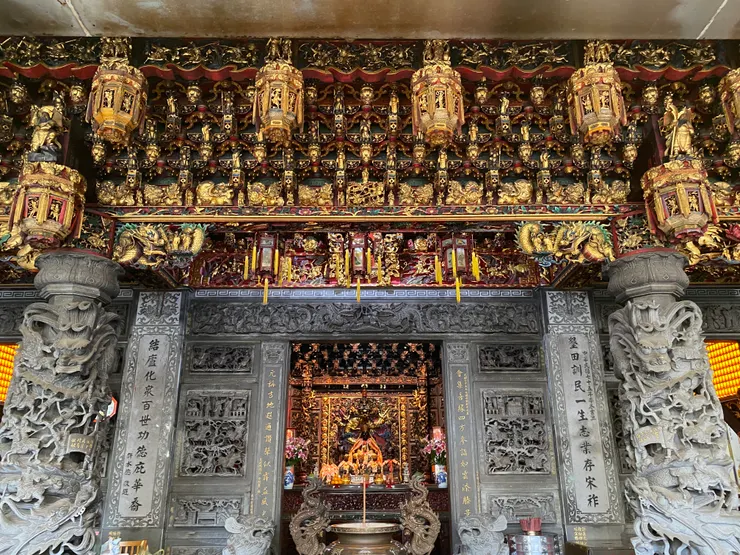 許家祭祀公業捐地興建的「會元洞清水祖師廟」、一樓為許氏祠堂「四美堂」