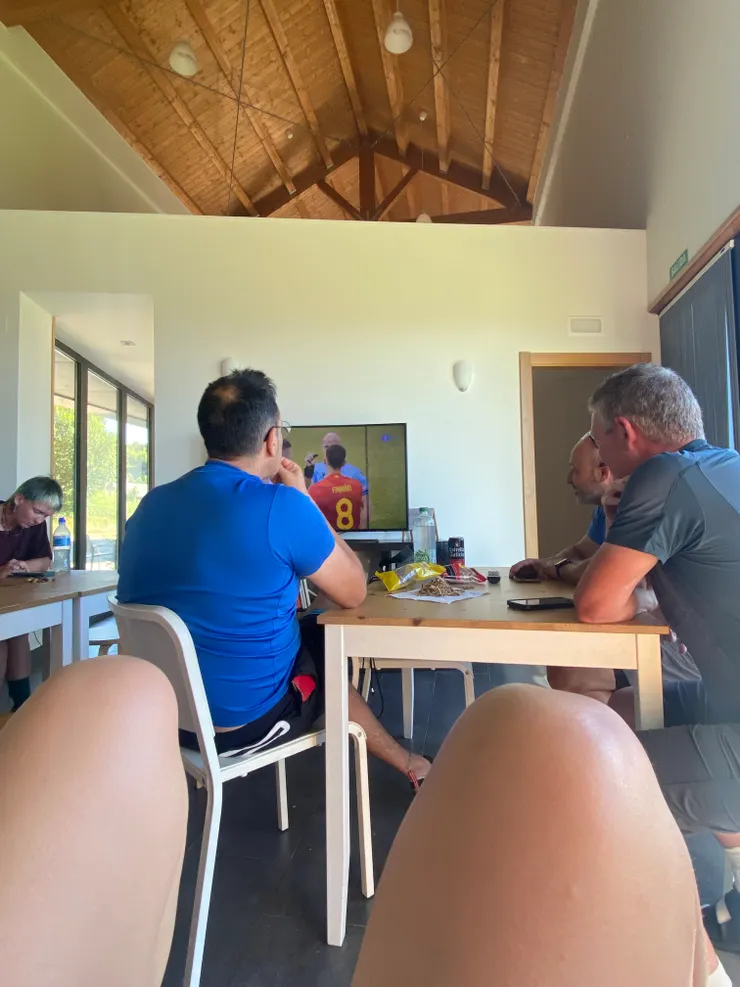 跟大叔們一起看足球賽,很舒服的大廳。