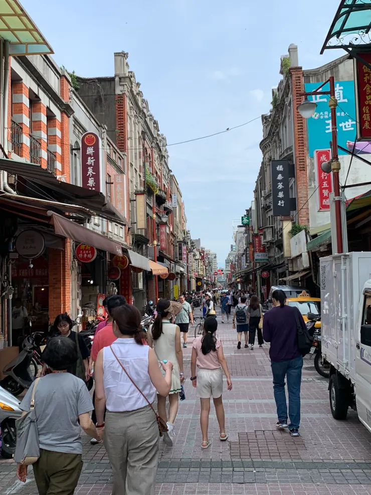 假日白天的迪化街