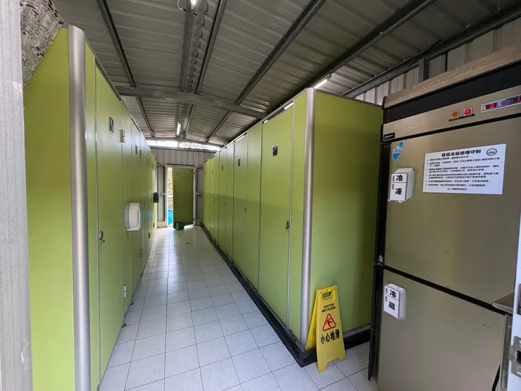 冰箱放在洗手間、盥洗室，是有點奇怪～ 哈～