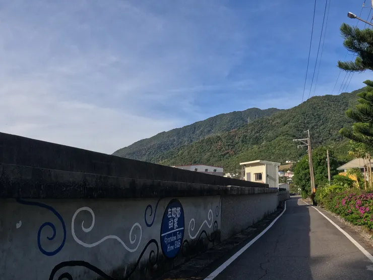 沿著小巷出發啦。