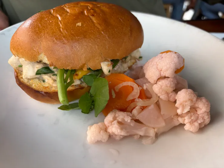 麵包酥、雞肉不乾柴、像泡菜做法的白花椰菜?! 超級搭配