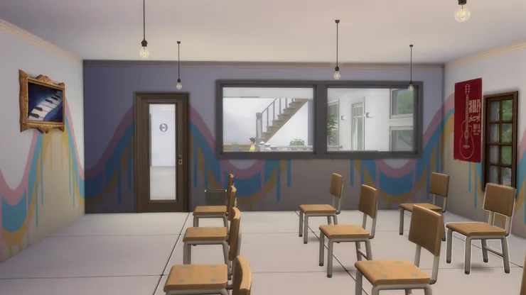 音樂室的天花燈是一個個燈泡，好像水珠，有動感又可愛。