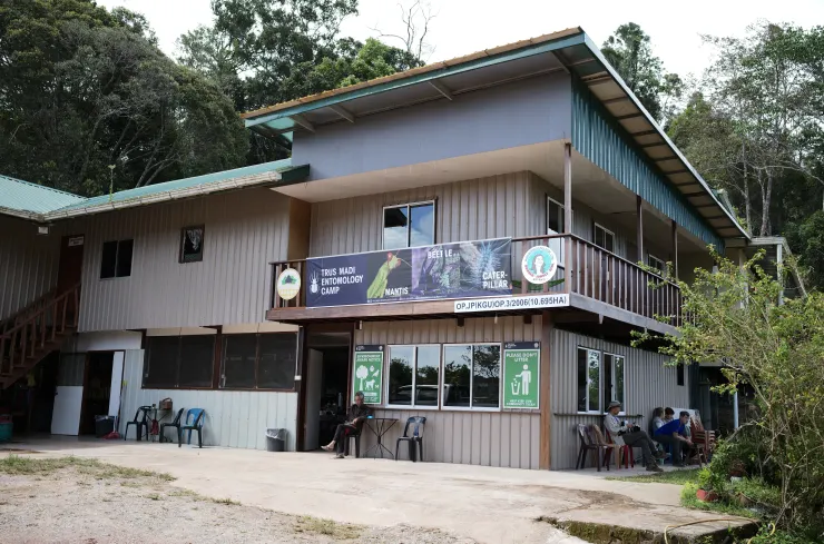 婆羅洲叢林少女營地的山莊，住在門口的就是老闆吉米哥（周家順）