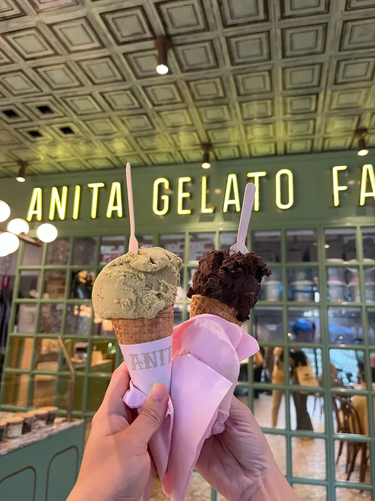 左邊是開心果口味，右邊是巧克力