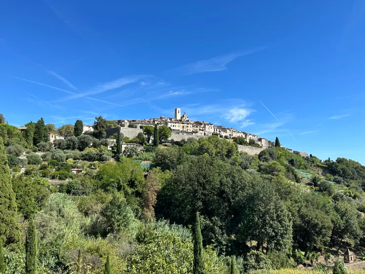 在古城外圍道路邊，可以欣賞聖保羅德旺斯 (Saint-Paul de Vence) 山城全景 | photo by the author